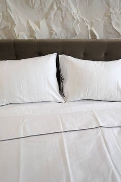 Постільна білизна Bedclozzzes сатин білий оздоблений чорним кантом двоспальний