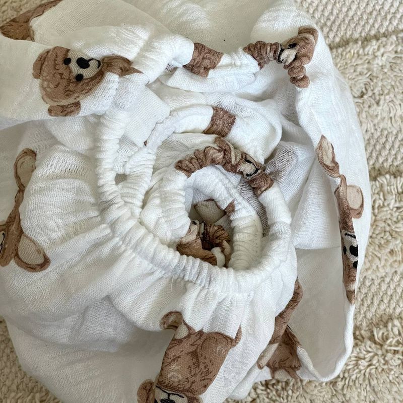 Простыня Маленькая Соня муслин в коляску Teddy на белом 45x80 см