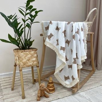 Плед Маленькая Соня из муслина жатка двухслойный с бахромой Teddy на белом фоне 80x100 см