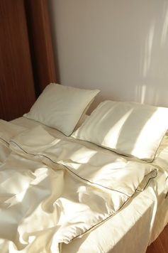 Постільна білизна Bedclozzzes сатин молочний оздоблений шоколадним кантом двоспальний
