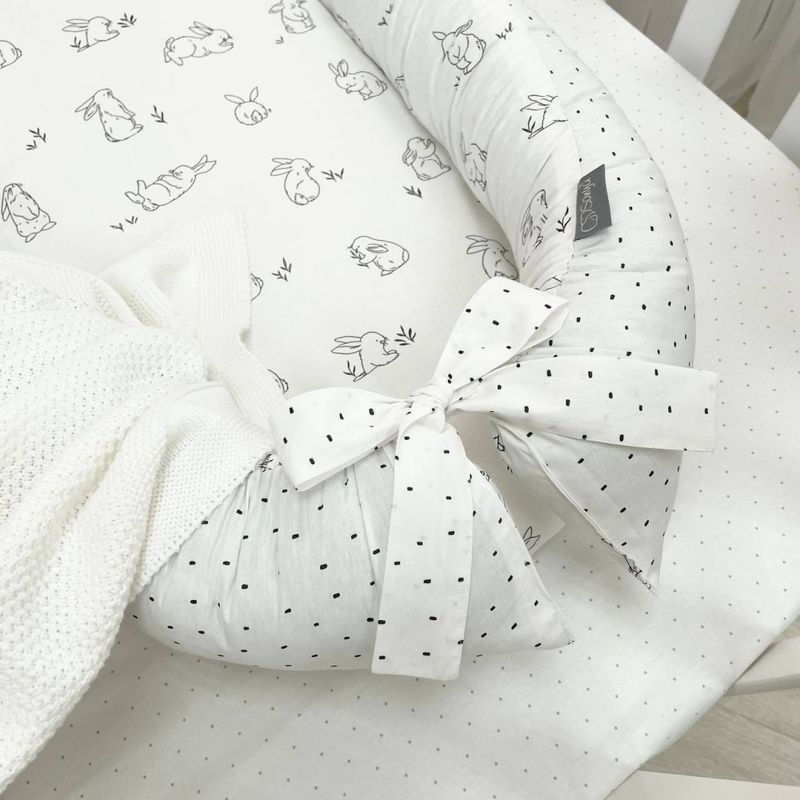 Кокон Маленькая Соня Baby Design Зайчики на белом 65x90 см