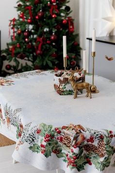 Новорічна овальна гобеленова скатертина Squirrel 135x180 см