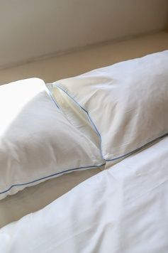 Постільна білизна Bedclozzzes сатин молочний оздоблений блакитним кантом євро