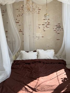 Постельное белье Bedclozzzes с рюшами белый, шоколад двуспальный