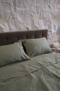 Постільна білизна Bedclozzzes сатин оливковий оздоблений білим кантом євро