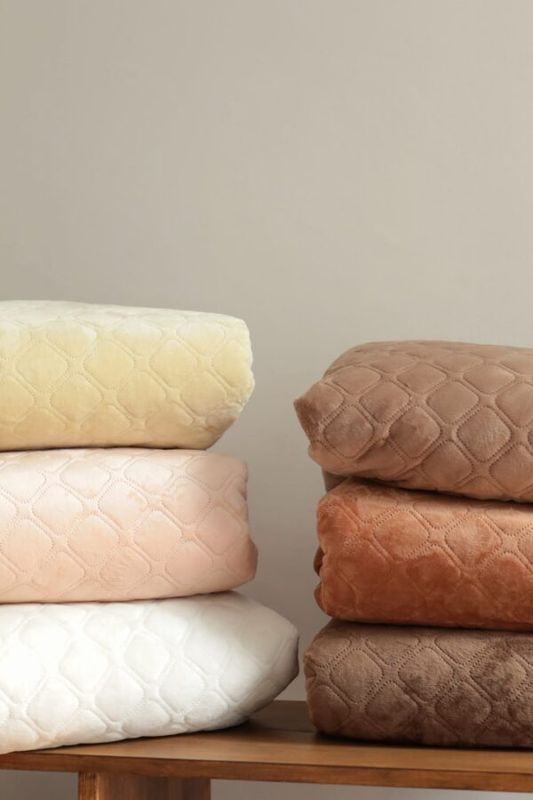 Велюрове стьобане покривало Bedclozzzes лимонне 180x220 см