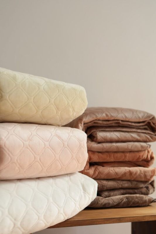 Велюровое стеганое покрывало Bedclozzzes лимонное 220x240 см