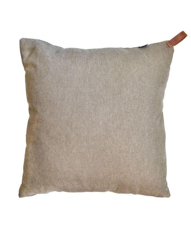 Подушка декоративная "Camel" с кожаным хлястиком. 45x45 см