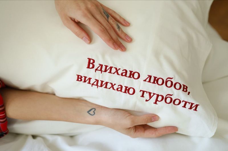 Постільна білизна Bedclozzzes ранфорс з вишивкою &ldquo;вдихаю любов видихаю турботи&rdquo; молочного кольору євро