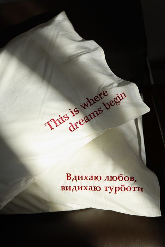 Постельное белье Bedclozzzes ранфорс с вышивкой &laquo;вдыхаю любовь выдыхаю заботы&raquo; молочного цвета семейный
