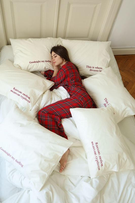 Постельное белье Bedclozzzes ранфорс с вышивкой &laquo;вдыхаю любовь выдыхаю заботы&raquo; молочного цвета семейный