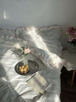 Постільна білизна Bedclozzzes молочна із рюшами та рожевим кантом євро