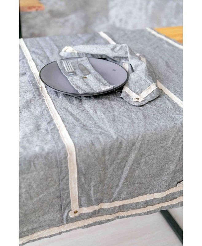 Скатерть HYGGE Black черная 132x220 см