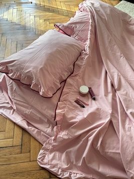 Постільна білизна Bedclozzzes розова із рюшами та бордовим кантом євро