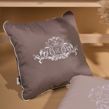 Подушка декоративна Роял з вишивкою IDEIA шоколадна 45x45 см