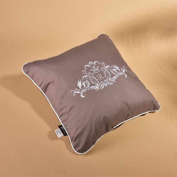 Подушка декоративна Роял з вишивкою IDEIA шоколадна 45x45 см