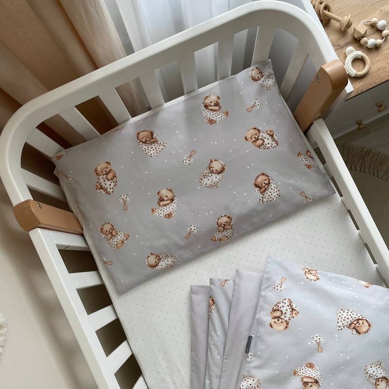 Комплект постельного белья Маленькая Соня Baby Mix &laquo;Медвежонок в одеяле&raquo; на сером для новорожденного