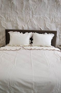 Постільна білизна Bedclozzzes молочна з бордовм кантом із рюшами євро