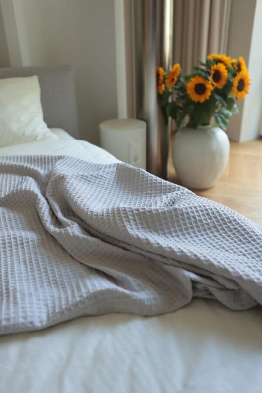 Хлопковое покрывало Bedclozzzes &laquo;греческая вафля&raquo; светло-серое 150x220 см
