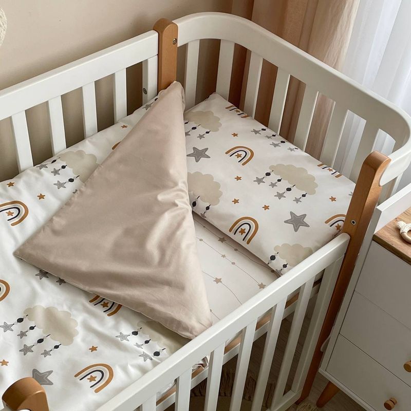 Комплект постельного белья Маленькая Соня Baby Mix &laquo;Облачка со звездочками&raquo; бежевый для новорожденного