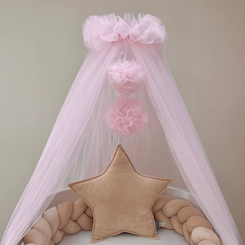 Балдахин на кроватку Маленькая Соня с помпонами светло-розовый